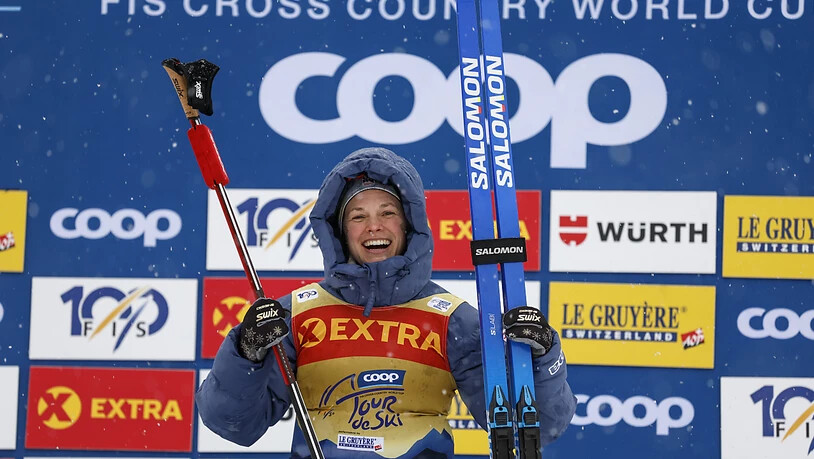 Dick eingehüllt: Jessie Diggins als Siegerin der Tour de Ski