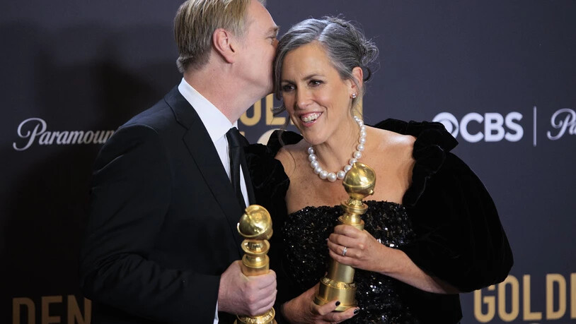 Regisseur Christopher Nolan freut sich mit seiner Frau, der Filmproduzentin Emma Thomas, über die Auszeichnungen. Foto: Ariana Ruiz/PI via ZUMA Press Wire/dpa