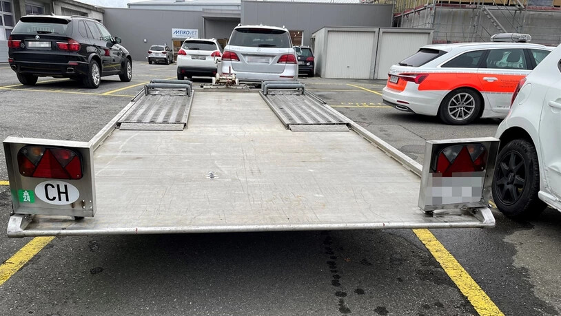 Bei Maienfeld: Dieser Anhänger war eine kurze Zeit lang alleine auf der Autobahn unterwegs, weil er sich von einem Lieferwagen gelöst hatte.