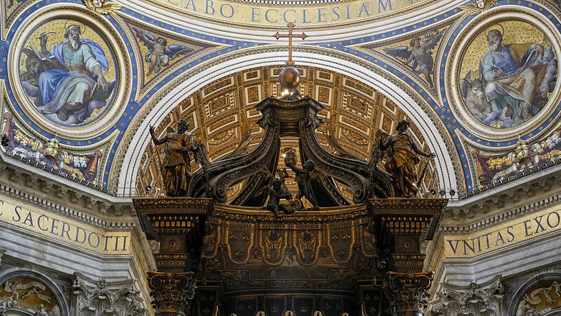 Ein Blick auf den oberen Teil des Bronzebaldachins von Gian Lorenzo Bernini aus dem 17. Jahrhundert, der den päpstlichen Beichtaltar im Petersdom im Vatikan überragt. Foto: Andrew Medichini/AP/dpa