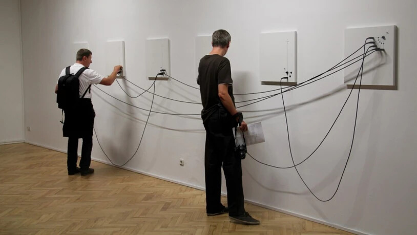 Die Installation "Toktek" von Tom Verbruggen wird im Rahmen der Ausstellung "The Pulse Of Techno" gezeigt. Die Leinwände können mittels Kabel unterschiedlich verbunden werden. So können die Besucherinnen und Besucher neue Sounds kreieren.