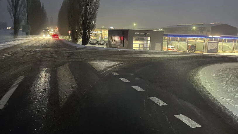 Zeugen gesucht: An dieser Kreuzung in Maienfeld ist ein Lieferwagen von der Strasse abgekommen. Der 47-jährige Fahrer wich einem Fahrzeug aus, welches keinen Vortritt hatte.