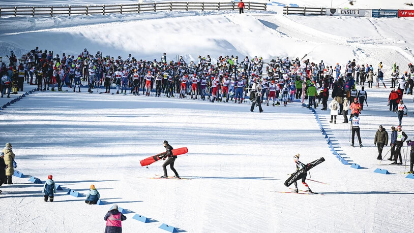 Beim Start: Das Feld bei den letzten Vorbereitungen. 