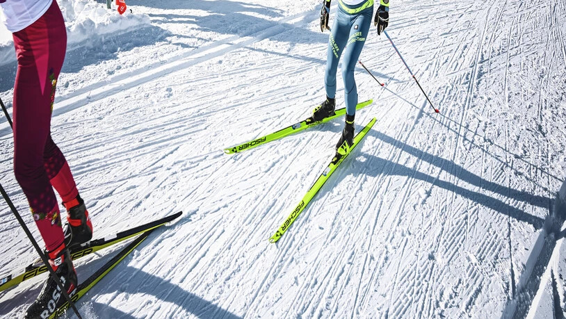 Musikalische Unterstützung: Alphornbläser feuern die Athletinnen und Athleten an. 