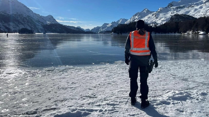 Eingebrochen: Nahe der Halbinsel Chastè ist es zum Unfall gekommen. Zwei Personen brachen ein und konnten von Drittpersonen gerettet werden. 