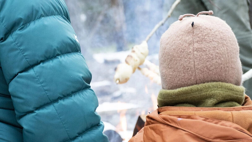 Gemeinsam warten: So lange, bis die Schlangenbrote (ansatzweise) gebacken sind.