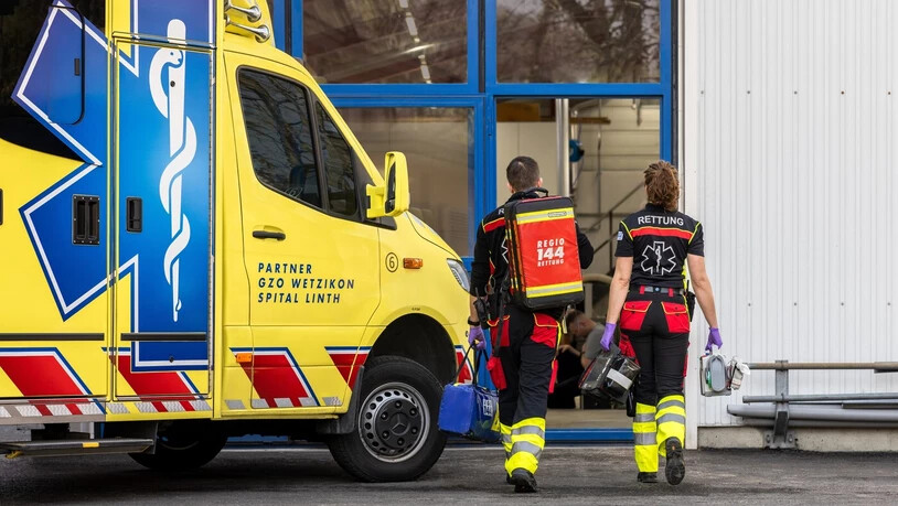 Immer mehr im Einsatz: Mitarbeitende der Regio 144 mit ihren Rettungswägen. 