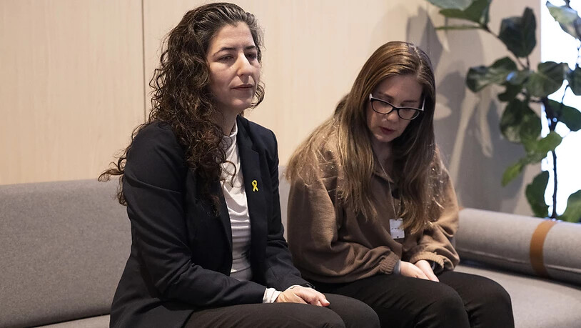 Die frühere Hamas-Geisel Nili Margalit (r.) und Noam Peri, die Tochter des Entführten Chaim Peri, am Weltwirtschaftsforum (WEF) in Davos.