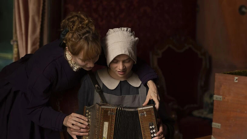 Im Film "Jakobs Ross" hofft die Magd Elsie (Luna Wedler) auf ein Leben als Musikerin. Anders als in der gleichnamigen Romanvorlage spielt Elsie jedoch Handorgel und nicht Geige.