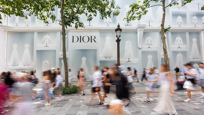 Im Vorfeld der Olympischen Spiele im Sommer hat die Ansiedlung von Läden im Luxussegment und den Bereichen Sport und Kosmetik in Paris kräftig angezogen. Etliche Markenhersteller hätten Geschäfte auf den Champs-Élysées eröffnet oder erweitert. …