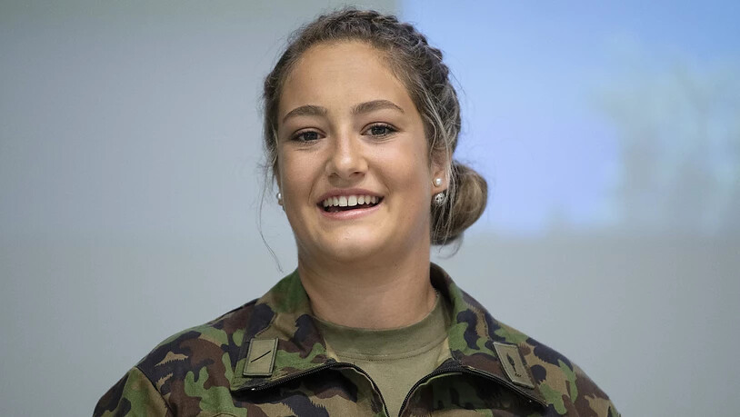 Sina Siegenthaler lächelt in die Kamera. Die Armee ermöglicht der Snowboardcrosserin ein Profitum im Spitzensport
