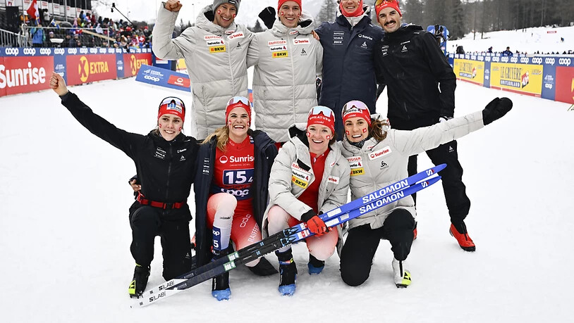Die Schweizer Mixed-Staffeln lächeln in die Kamera