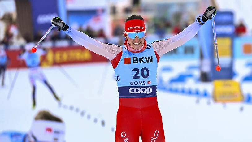 Platz 3 fühlt sich wie ein Sieg an: Nadine Fähndrich jubelt beim Überqueren der Ziellinie