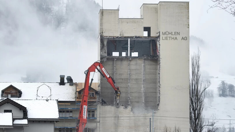Abbauarbeiten von Anfang Dezember: Der Turm wird bald wieder aufgebaut und es entstehen 57 neue Wohnungen. 