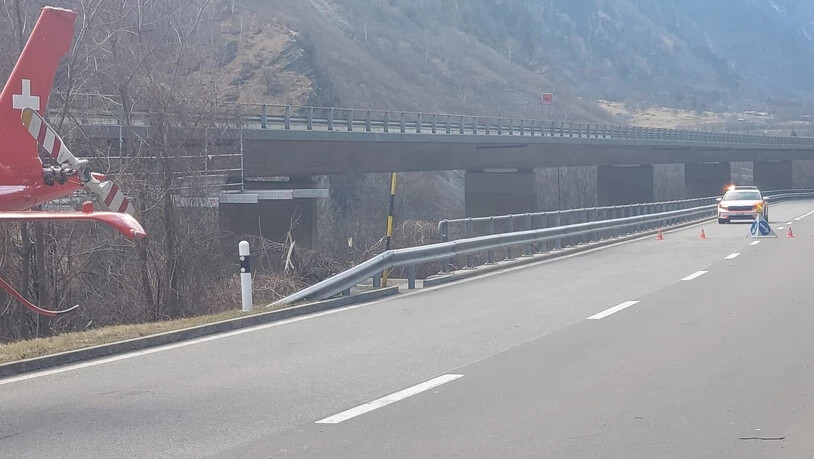 Während der Montage eines Gerüsts: Ein 37-jähriger Arbeiter stürzt unter einer Brücke der Autostrasse A13 in Mesocco zehn Meter in die Tiefe.