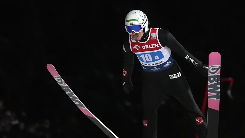 Der norwegische Sieger Johann André Forfang glänzt im zweiten Durchgang mit einem Sprung auf 255,5 m mit einem Schanzenrekord