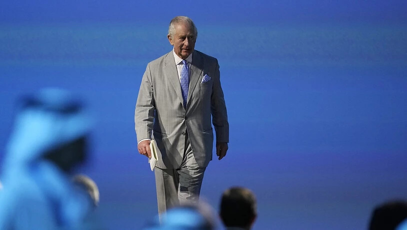 ARCHIV - Der britische König Charles III. geht während der Eröffnungszeremonie des UN-Klimagipfels COP28. Beim britischen König Charles III. ist Krebs diagnostiziert worden. Foto: Rafiq Maqbool/AP/dpa