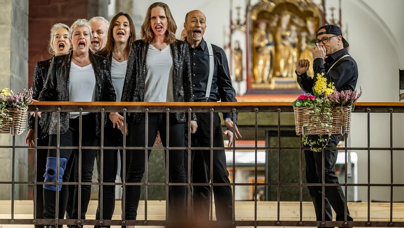 Impressionen vom Schweizer Chorwettbewerb in Chur: Das  Ensemble The Velvetunes gibt beim Wettsingen in der Kirche St. Luzi alles.