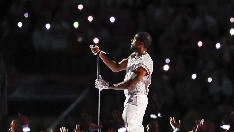 Gute Kritiken erhielt der amerikanische Performer Usher für seine Halbzeit-Show