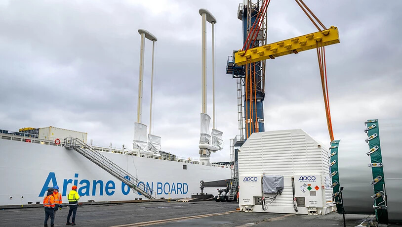 ARCHIV - Ein Container mit der ersten Oberstufe der europäischen Trägerrakete Ariane 6 wird im Neustädter Hafen für das Verladen auf das speziell für den Transport der Rakete konzipierte Schiff «Canopee» vorbereitet. Foto: Sina Schuldt/dpa