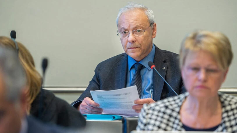 Führt durch die Debatte:Der Rhäzünser Mitte-Grossrat präsidiert die vorberatende Kommission und fasst für die Ratsmitglieder zusammen,was dort besprochen wurde. Führt durch die Debatte:Der Rhäzünser Mitte-Grossrat präsidiert die vorberatende Kommission und fasst für die Ratsmitglieder zusammen,was dort besprochen wurde.