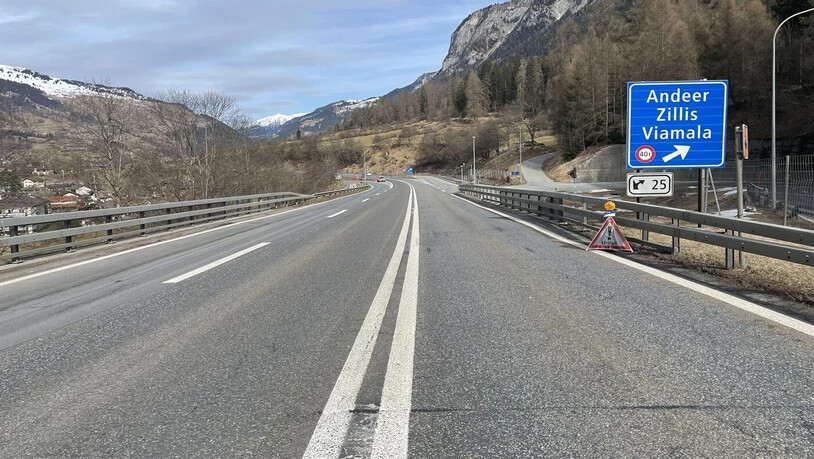 Trotz durchzogener Doppellinie: Kurz vor der Ausfahrt Andeer wurde ein Lastwagenfahrer von einem Mini Cooper überholt. Um Platz zu machen, wich der Lastwagenfahrer aus und prallte in die Leitplanke.
