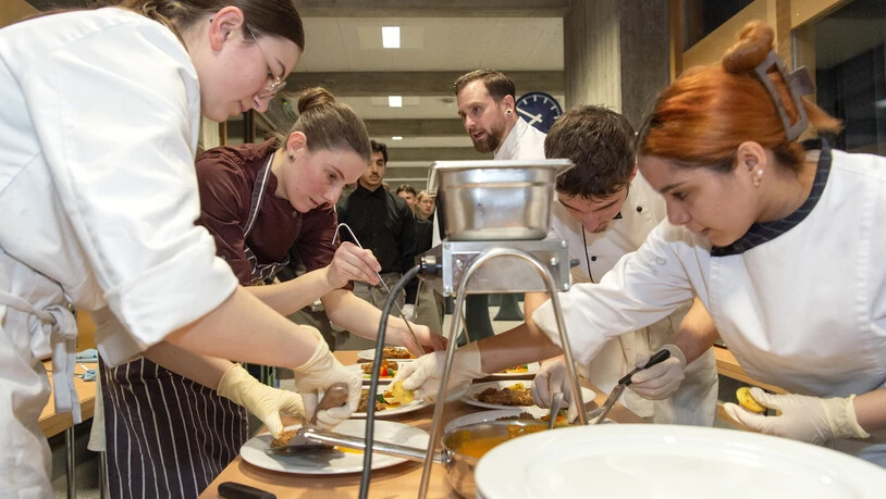 Hauptprobe geglückt: Fünf talentierte Bündner Kochauszubildende werden am nationalen Wettbewerb «Gastro-Elite-2024» teilnehmen, der an der OFFA ausgetragen wird. Die entscheidende Probe vor dem Wettbewerb absolvierten sie in der Aula der Gewerbeschule Chur.