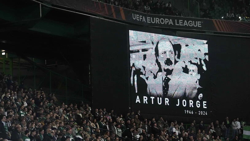 Vor dem Anpfiff gab es eine Schweigeminute für den am Donnerstag in Lissabon verstorbenen früheren Schweizer Nationaltrainer Artur Jorge