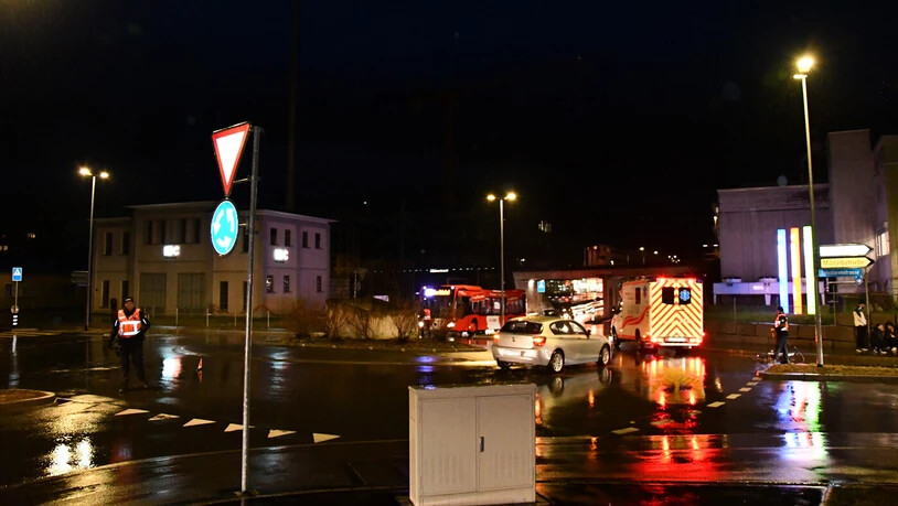 Unglückliche Kollision: Am Dienstagmorgen ist ein Autofahrer mit einer Velofahrerin im Kreisel kollidiert. 