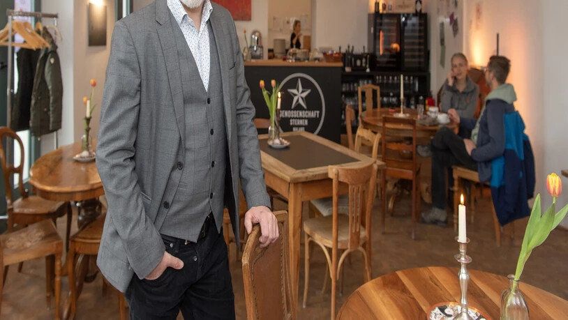 Von wegen «Wer nichts wird, wird Wirt»: Nikolaus Schmid im «Wein Bar & Café Sternen PopUp» in Malans, für das er die Geschäftsführung übernommen hat und auch das Kulturprogramm aufgleist.