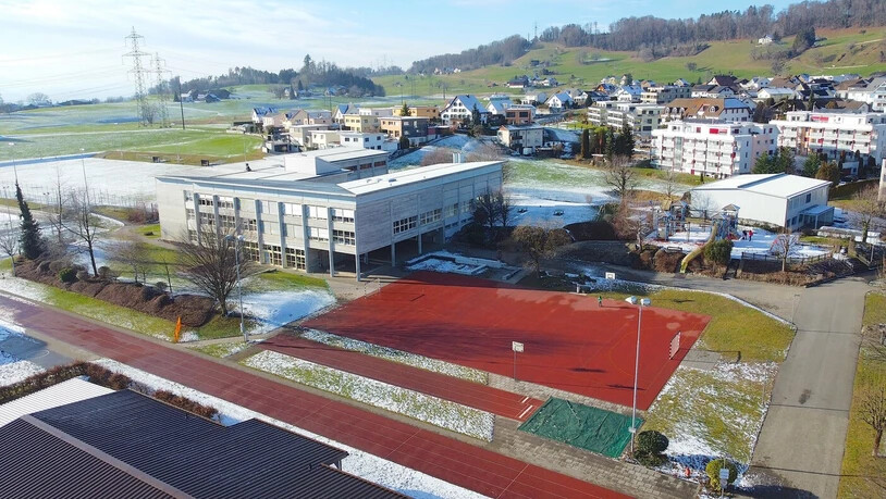 Es stellen sich Fragen: Die Schule im Kirchacker, vor allem der Kindergartenpavillon (rechts im Bild), bewegt. 