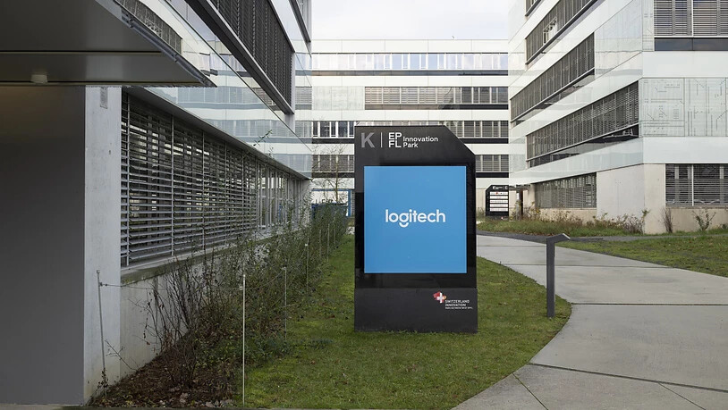 Der Logitech Schriftzug auf einer Tafel vor dem Hauptsitz, fotografiert am Mittwoch, 20. Dezember 2023 in Ecublens.