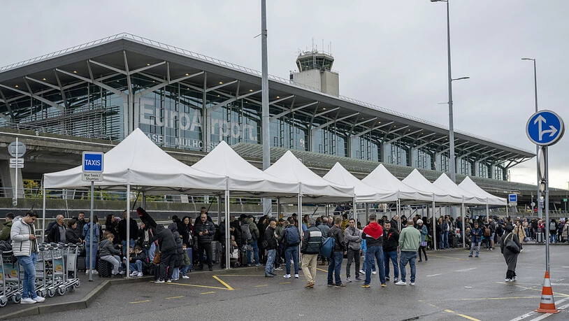 Der Flughafen Euroairport Basel-Mülhausen wurde am Montagabend evakuiert. Das war schon am Freitag und Samstag der Fall, aber auch wie hier im Bild im Hebst 2023.(Archivbild)