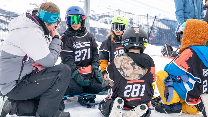 Kurze Besprechung: Bevor es für diese Kinder in die Halfpipe geht, tauscht man sich noch aus.