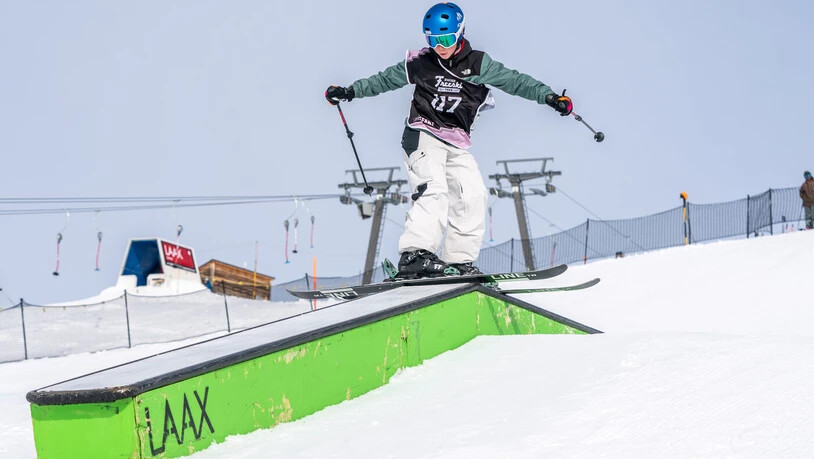 Akrobatisch: Mit Style gehts auf den Skis über dieses Rail.