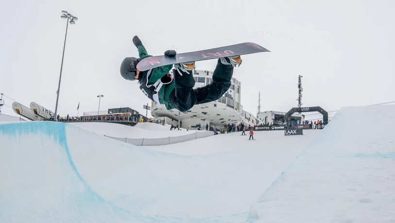 Viel Style: Dieser Snowboarder setzt sich für den Schnappschuss perfekt in Szene.