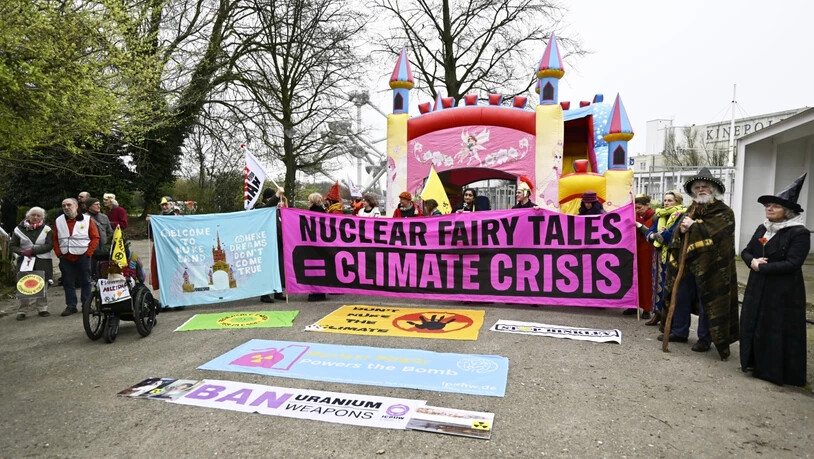 Als Märchenfiguren verkleidete Klima-Aktivisten bei einer Protest-Aktion am Rande des Kernenergiegipfels in Brüssel. Foto: Eric Lalmand/Belga/dpa