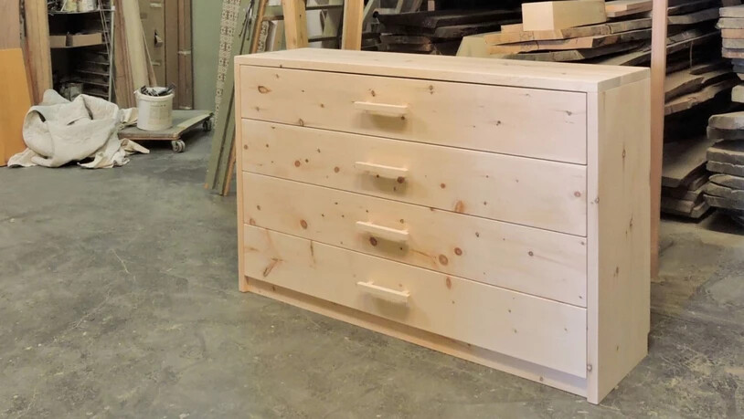Möbel aus heimischem Holz – wie diese Kommode aus Arve – sind die nachhaltigere Wahl.