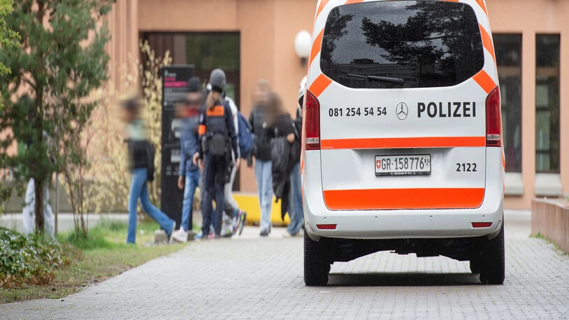 Im Schulhaus Giacometti in Chur ist es am Donnerstagmorgen zu einem Polizeieinsatz wegen einer Amokdrohung gekommen. Das Schulhaus wurde grossräumig abgesperrt. 