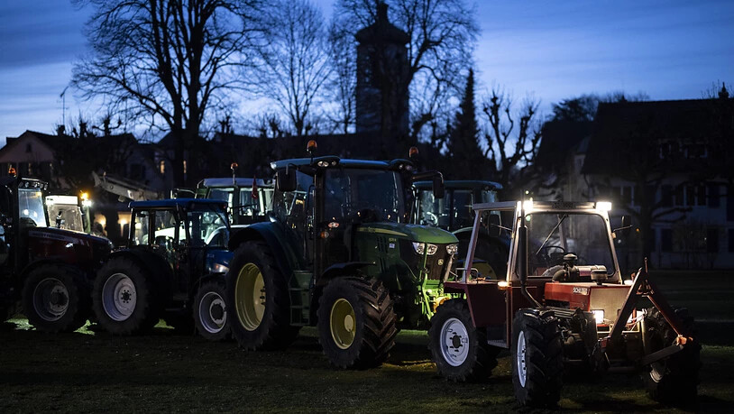 Hunderte von Bauern haben am Montagabend in Gossau und an anderen Orten in der Schweiz auf Traktoren protestiert.