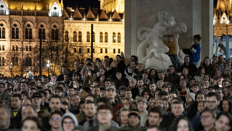 Tausende Menschen haben in Budapest gegen Ministerpräsident Orban demonstriert. Foto: Denes Erdos/AP