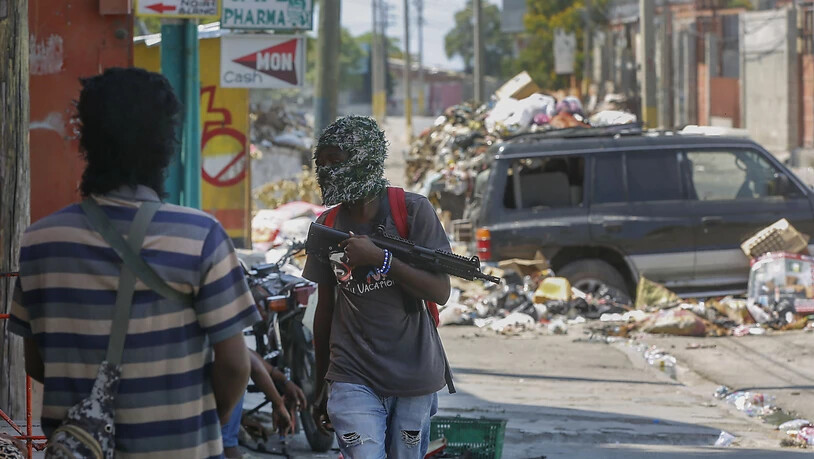 ARCHIV - Bewaffnete Banden-Mitglieder in Port-au-Prince. Foto: Odelyn Joseph/AP/dpa