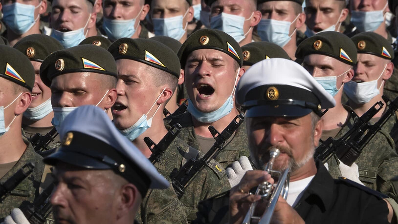 ARCHIV - Kadetten einer russischen Militärakademie singen während einer Probe. Foto: Dmitri Lovetsky/AP/dpa