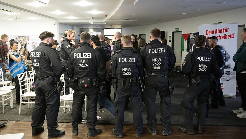 Polizeibeamte haben den Palästina-Kongress in Berlin vorzeitig aufgelöst. Foto: Sebastian Christoph Gollnow/dpa