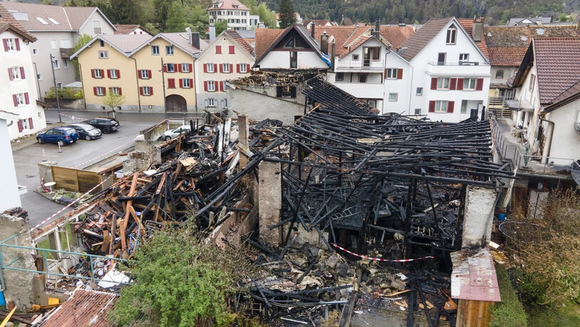Kaum etwas mehr übrig: Die Ermittlungen der Kantonspolizei Graubünden haben ergeben, dass der Brand in Domat/Ems weitere Schäden verursacht hat. Schätzungsweise bewegt sich der Gesamtschaden im Millionenbereich.