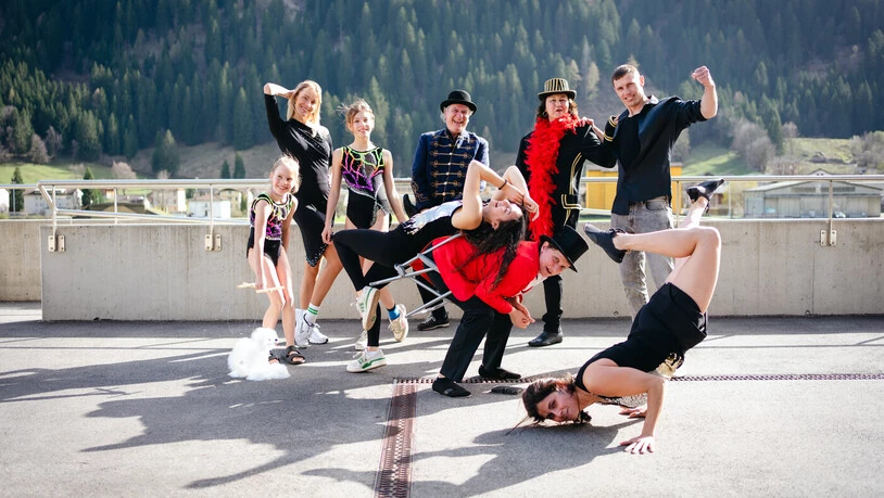 Wusel, Wusel und nochmal Wusel: Die Zirkuseinheiten führen ein Kunststück vor.