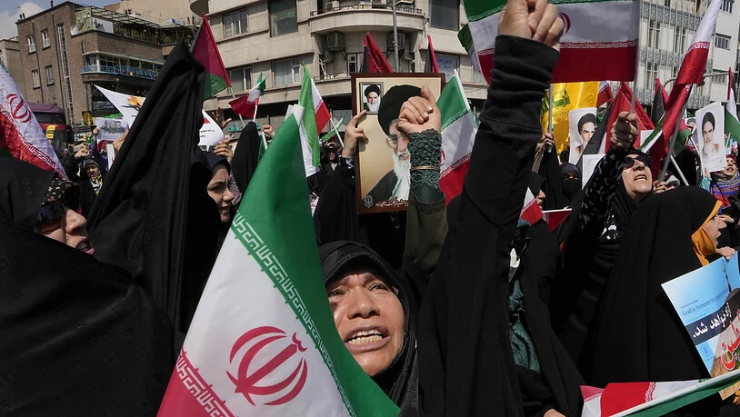 dpatopbilder - Iranische Gläubige skandieren Slogans während einer anti-israelischen Versammlung in Teheran. Foto: Vahid Salemi/AP