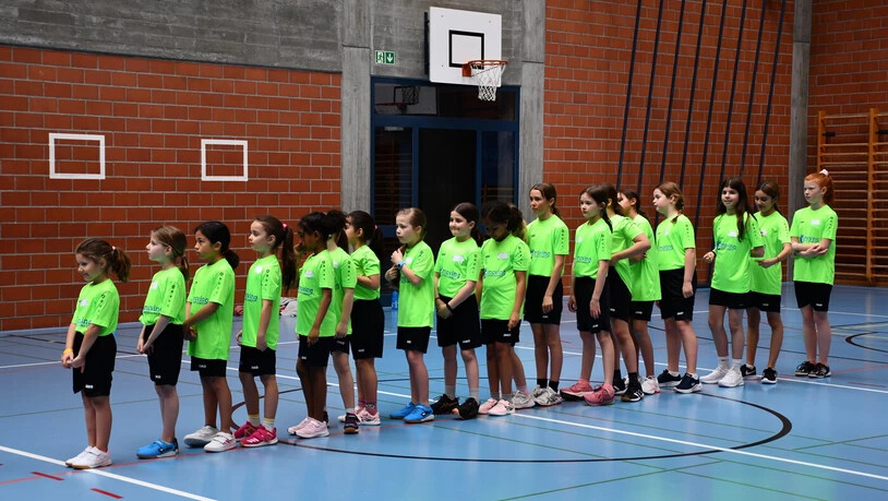 Der Grösse nach: Die Mädchen stellen sich der Reihe nach hintereinander auf.