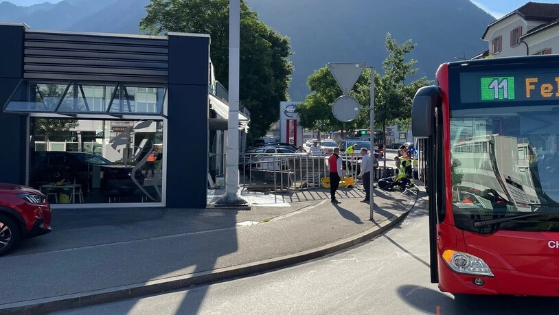 Unfall mit Folgen: Das umstürzende Gerüst beschädigte den Linienbus erheblich.