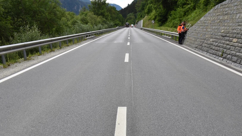 Unfallstelle: Auf der Hauptstrasse bei Waltensburg war am Mittwoch eine Gruppe französischer Töfffahrer unterwegs. Einer von ihnen sowie dessen Begleiterin verletzten sich schwer.